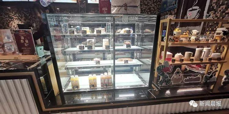 恶心！知名连锁咖啡店的蛋糕吃出活虫，保质期90天，曝光内幕太震惊
