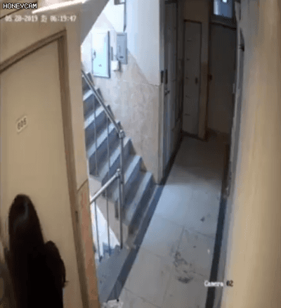 晚一秒关门后果不敢想象！男子尾随醉酒女子回家，接着……