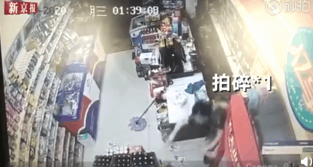暴击9次！超市店员砸晕持刀抢劫男子，警方：正当防卫