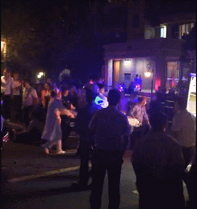 东莞一小区内发生惨烈车祸！普拉多撞倒2人，一死一伤