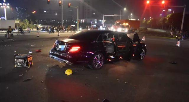 东莞一女司机连撞4车后跪地求饶......