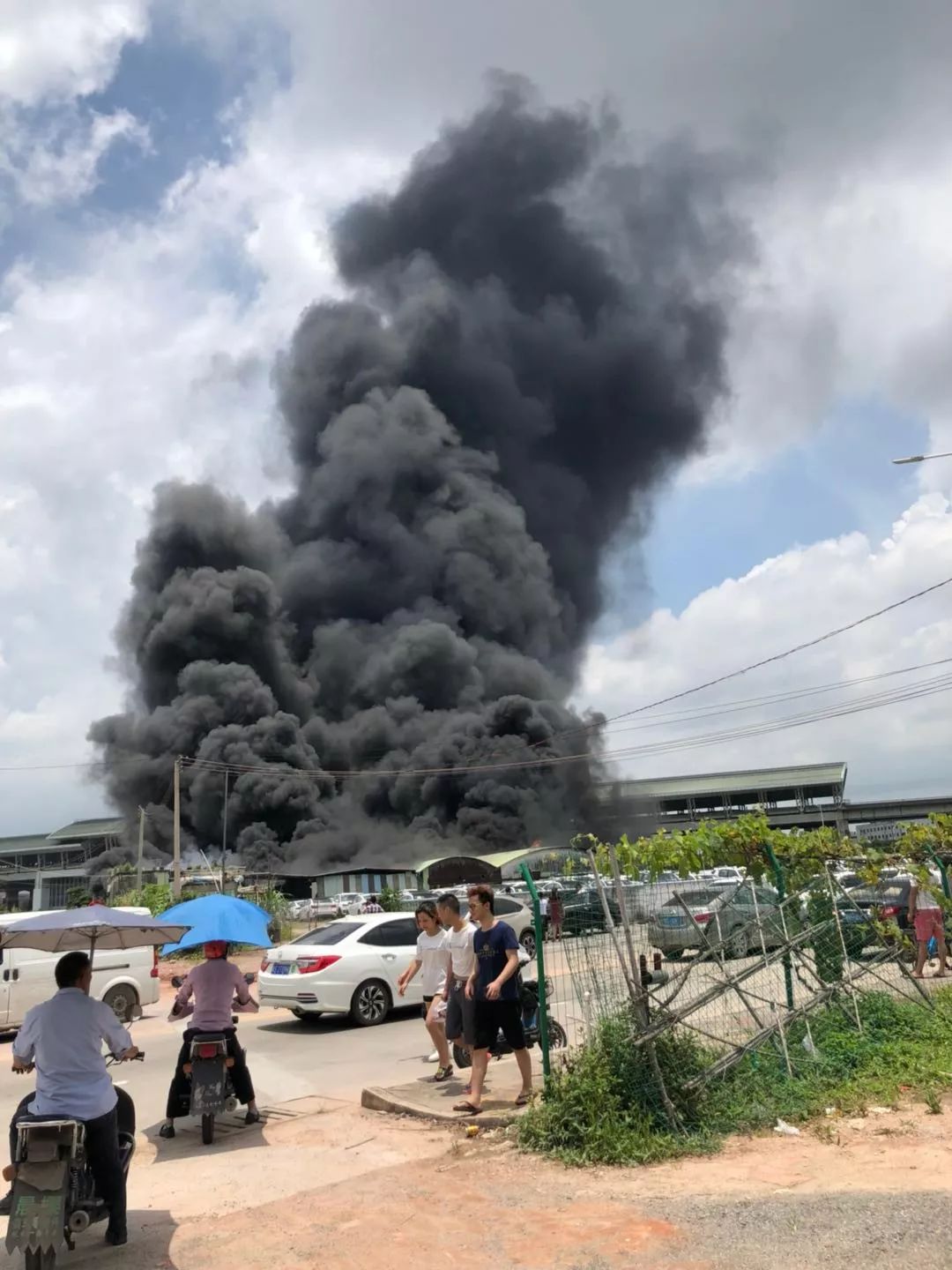 突发！东莞虎门高铁站附近发生火灾！黑烟滚滚！