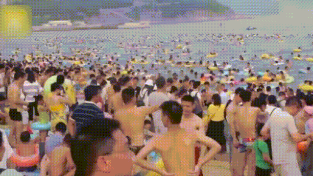 人从众！景点都被挤爆了！这帮人发达了！
