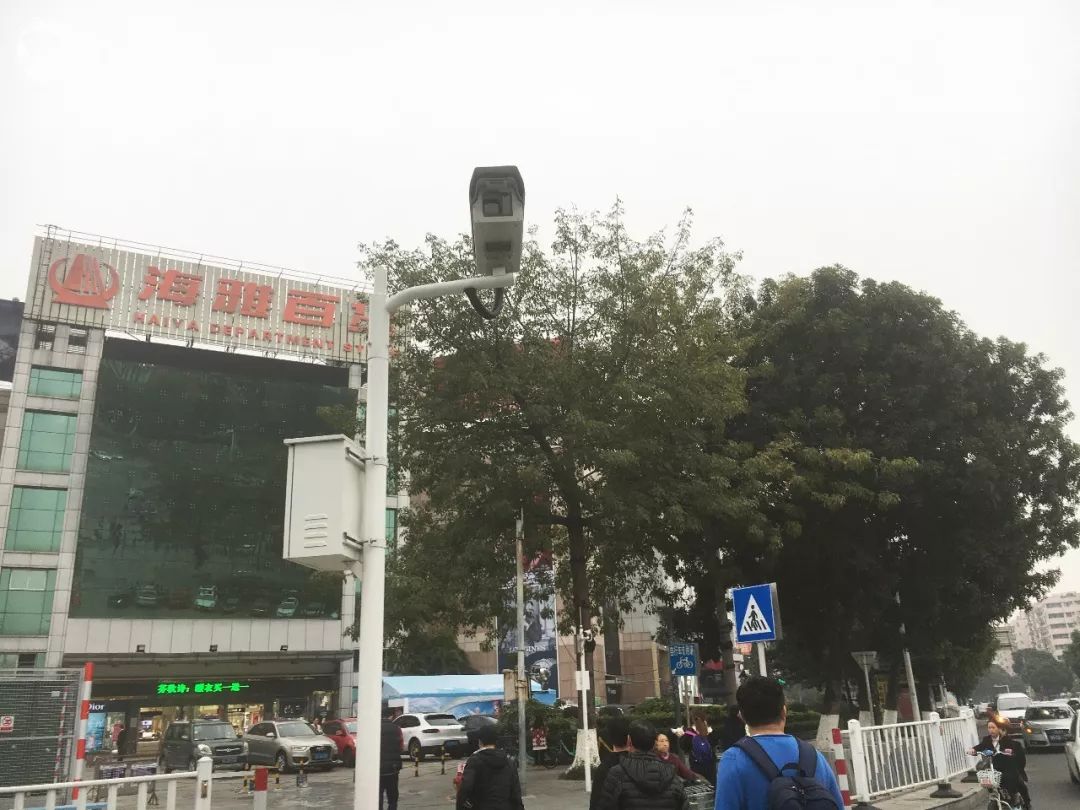 太羞耻了! 东城这个路口惊现巨型屏幕，其中画面"不堪入目"！