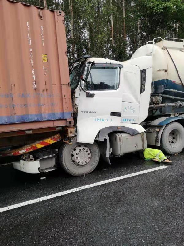 突发！莞深高速公路发生重大车祸！出动十多辆消防车！好几辆救护车！