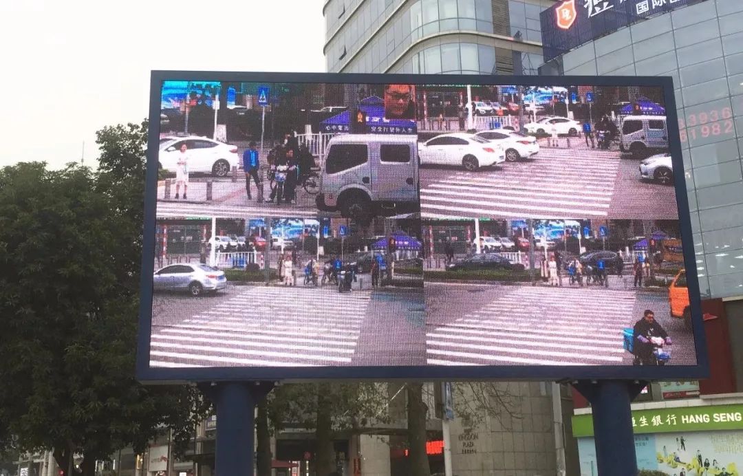 太羞耻了! 东城这个路口惊现巨型屏幕，其中画面"不堪入目"！