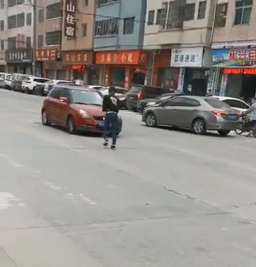 东莞一男子闹市上演多次“肉击”小车！真相是······