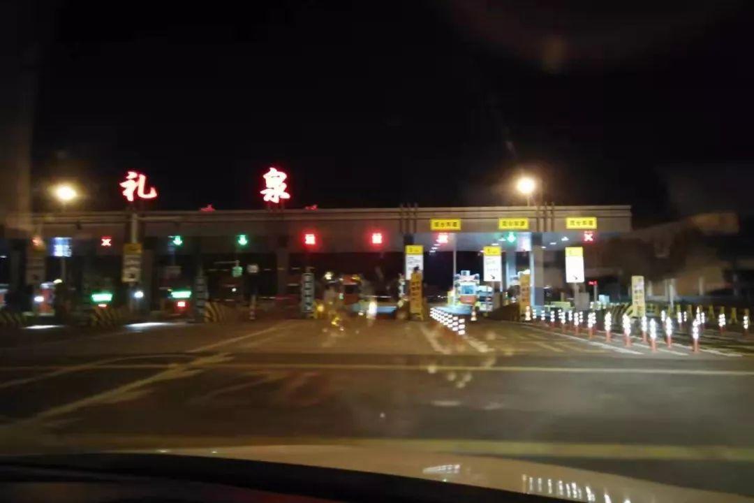 年关将近，紧急求助！陕西300万斤红富士苹果急盼销路，10斤仅29.9元，请大家帮忙转发助力，帮助乡亲们度过年关！