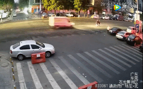 东莞一对八旬夫妻过马路被撞身亡，只因货车司机没做这事...