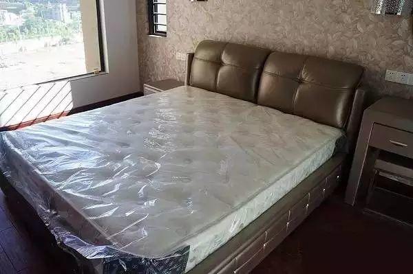 床垫上那层膜到底要不要撕掉？看完一下全明白了