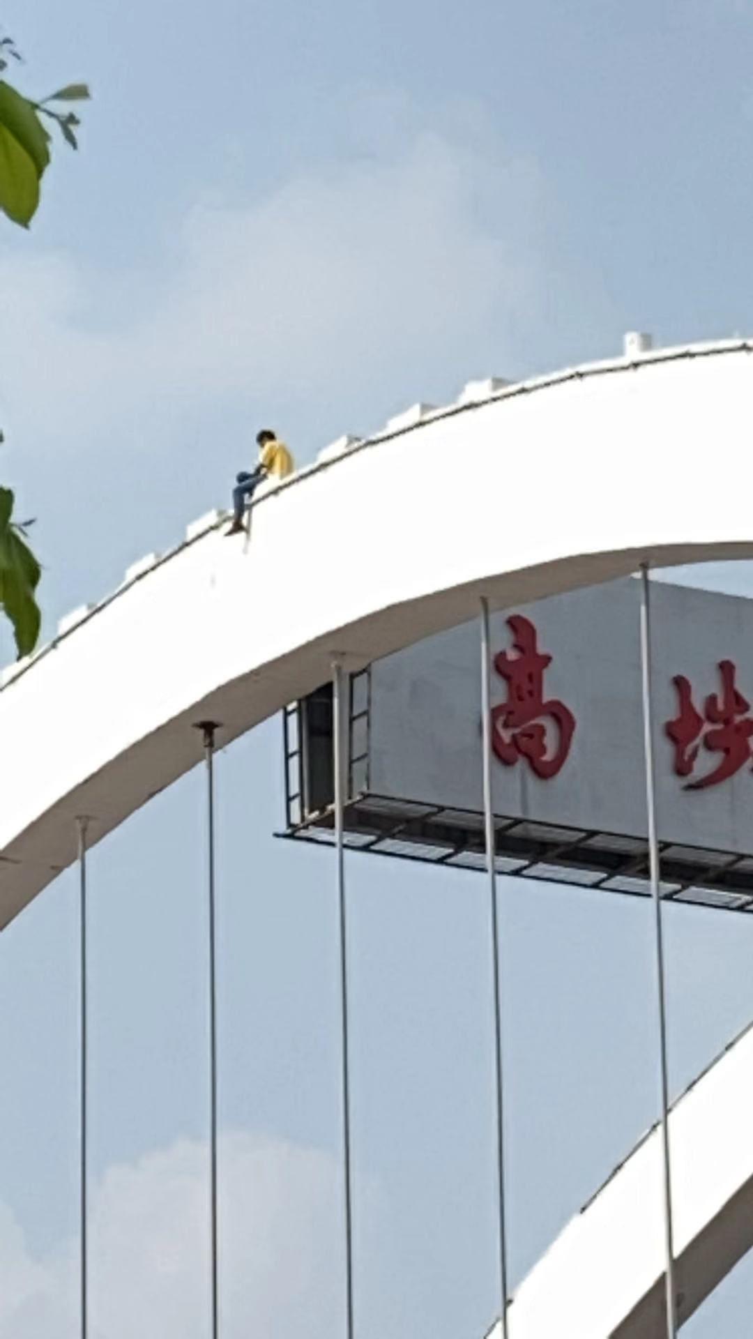 刚刚！东莞高埗大桥又有人欲跳桥轻生！