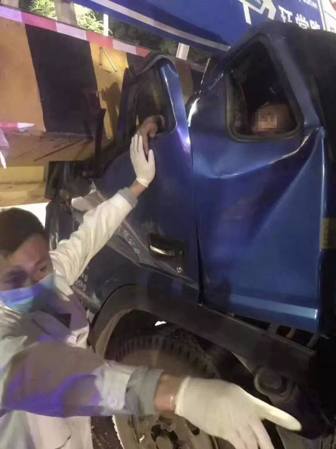突发！东莞一限高架倒塌，砸中两车，最新消息...