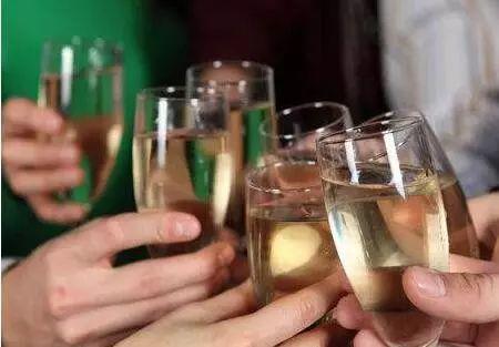 可怕！春节喝酒后送医没抢救过来，只因喝酒前他吃了这东西！