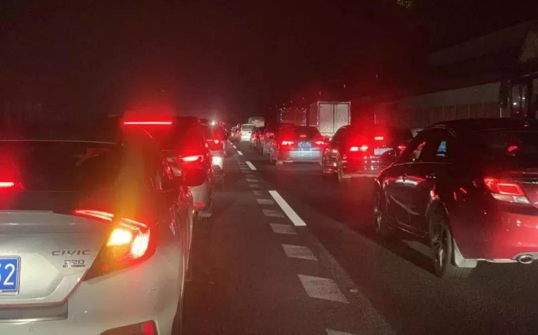 东莞老板开8888号S级奔驰一路堵5小时，昨晚刚到珠海就被抓走