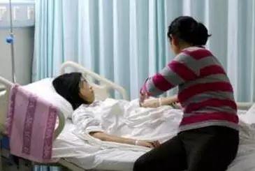 愤怒！广东伴娘被压床猥亵，男子还脱下裤子…