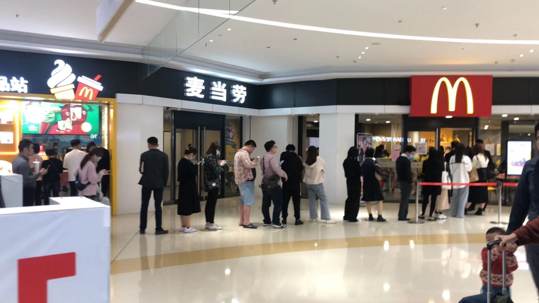 夸张！东莞人昨天是不用上班的？为了一个板烧鸡腿堡排队5小时！