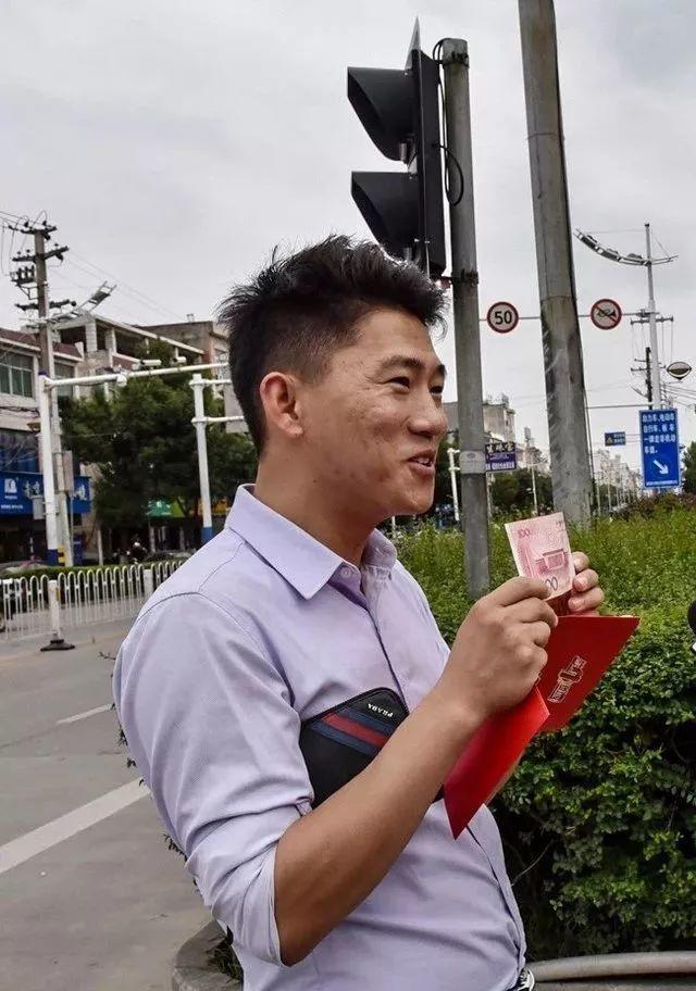 太羞耻了! 东城这个路口惊现巨型屏幕，其中画面"不堪入目"！
