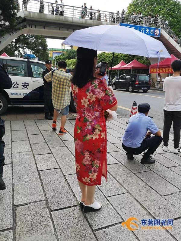 东莞高考第一天！现场一片红！