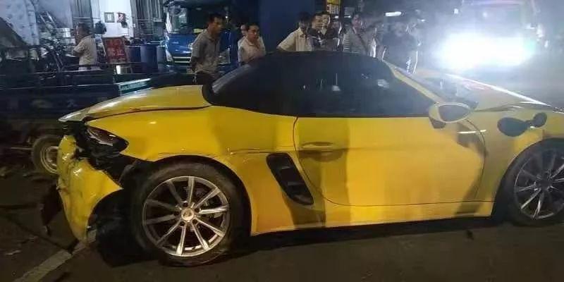 惊险！东莞一女子开保时捷跑车与洒水车相撞！车祸原因让人愤怒！