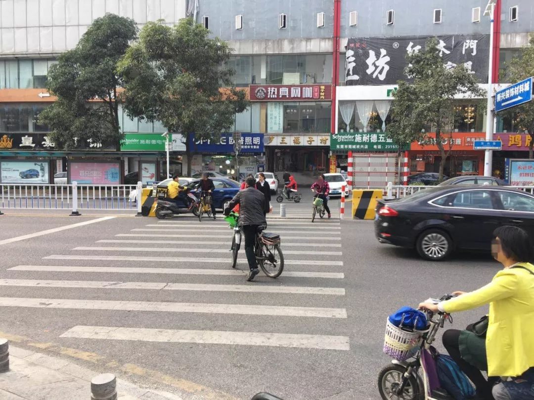 突发！东莞一行人被小车撞飞…这个路口，好多司机差点中招！