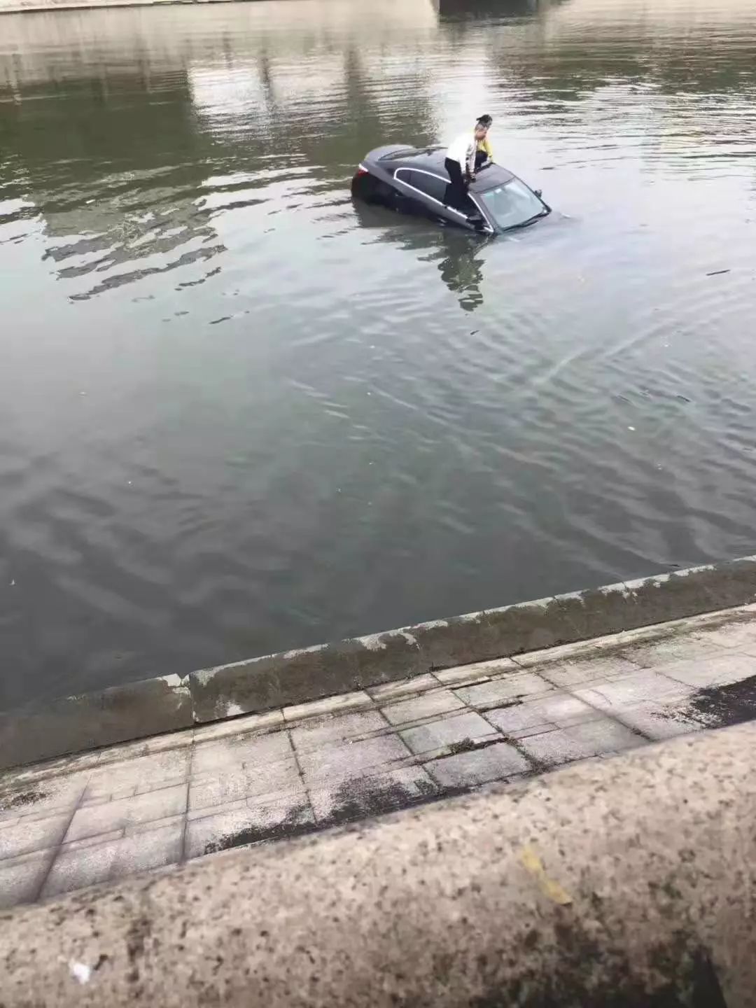 突发！东莞又一小车坠河，车里有3人！