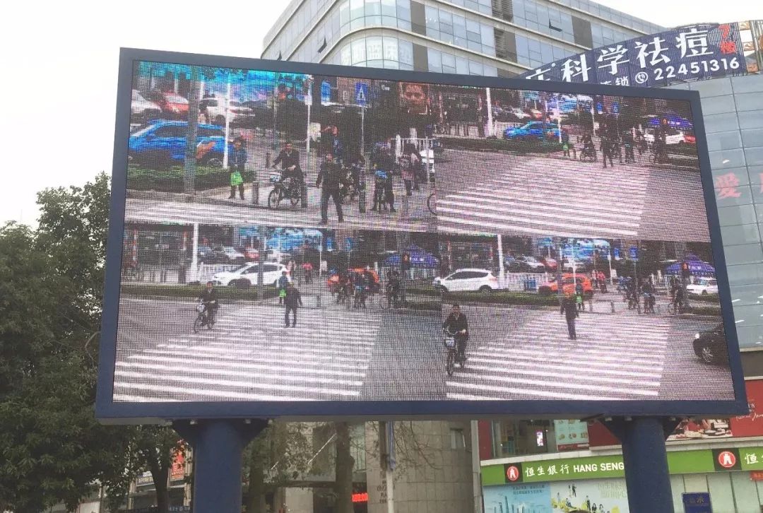 太羞耻了! 东城这个路口惊现巨型屏幕，其中画面"不堪入目"！