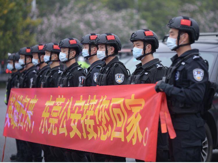 转发点赞！东莞英雄回来了！全城亮灯，第一张图就戳中泪点