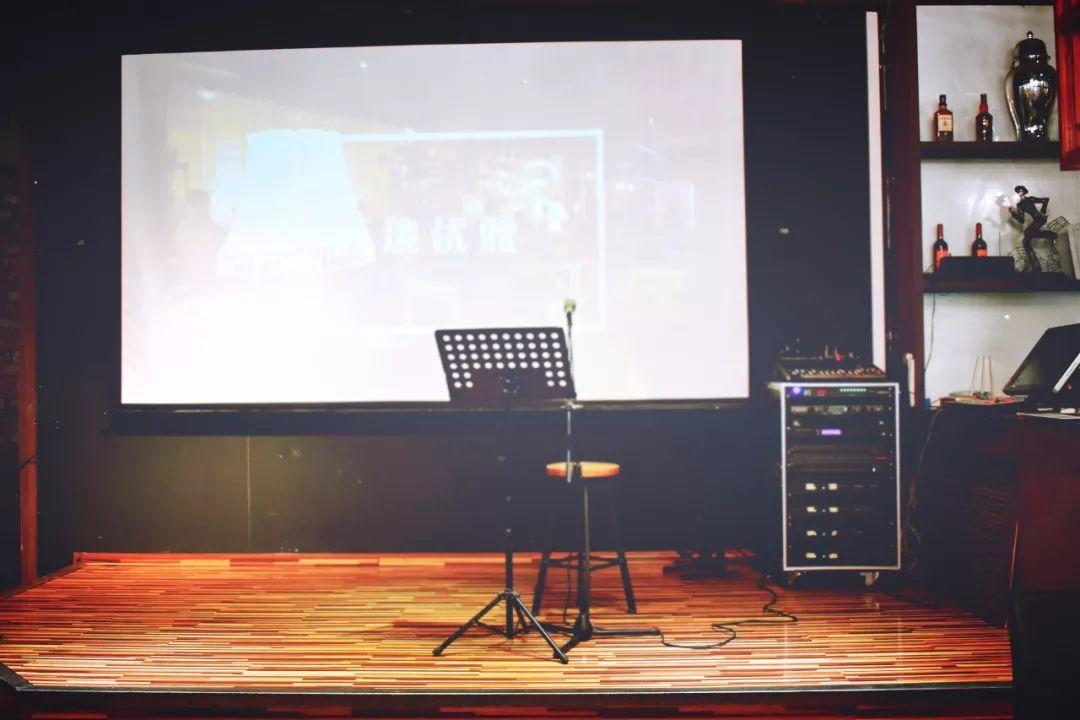 音乐餐吧！99元抢购原价303元的【觅餐吧】精选3人套餐，这家充满复古欧式风的餐厅将美食演绎到极致