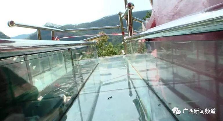 网红玻璃滑道出事！护栏被撞破1死6伤，游客回忆惊魂瞬间