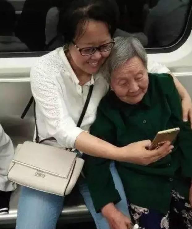 暖哭！男童地铁手写小纸片：让爸爸多睡会儿