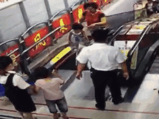 东莞妈妈抱娃乘扶梯，发生惨痛一幕！宝宝从3楼坠下身亡…