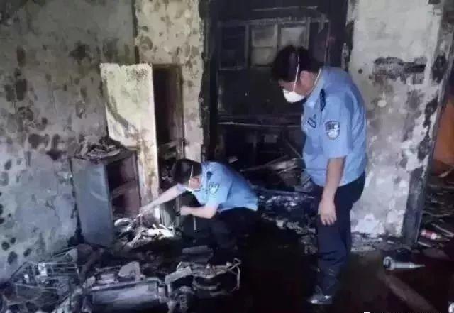 电动车充电又出事！现场火花四溅，爆炸声不断~