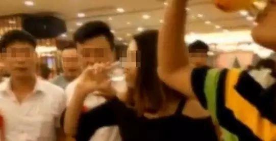 愤怒！广东伴娘被压床猥亵，男子还脱下裤子…