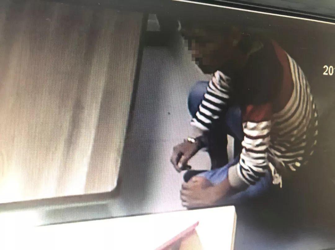 东莞一流浪男子闯入琴行，店主吓得报警，结果……
