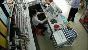 曝光！东莞多家商店遭受“鬼手换真假钞”，监控记录全过程！