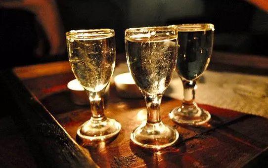 "百年陈酒十里香"，新酒存一存就变老酒？你想得太简单了