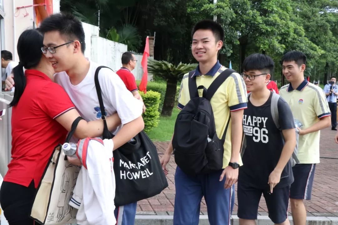 东莞高考第一天！现场一片红！