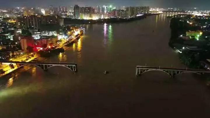 广东一大桥突然垮塌，2车落水，获救司机讲述逃生过程