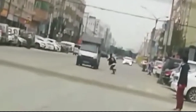 东莞一男子闹市上演多次“肉击”小车！真相是······
