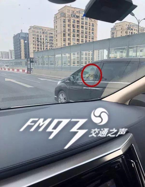 车主拍了3张照片，车友们一看全怒了：马上报警！