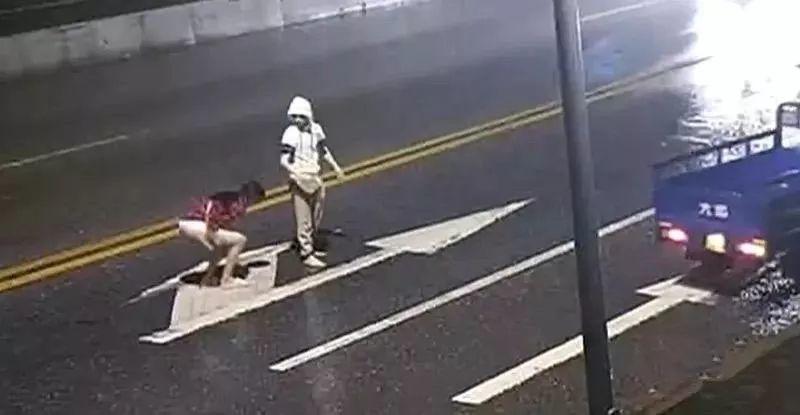 心疼！男友马路闹自杀，女友劝阻反被撞身亡，有结果了...