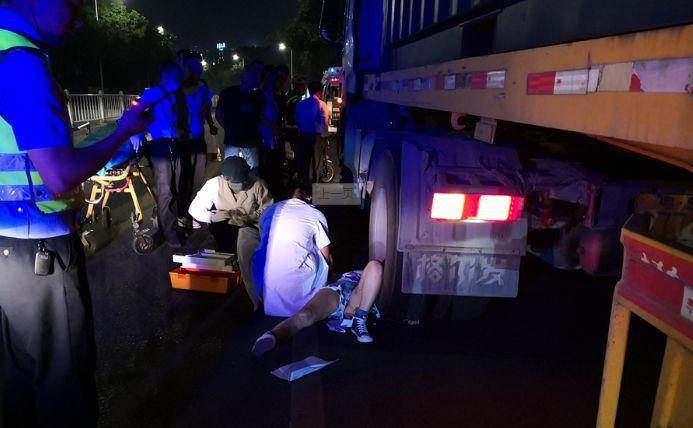 悲剧！东莞一女子从电动车上坠落，被货车碾压！