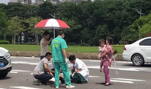 突发！一男司机在东莞大道被撞得头破血流！