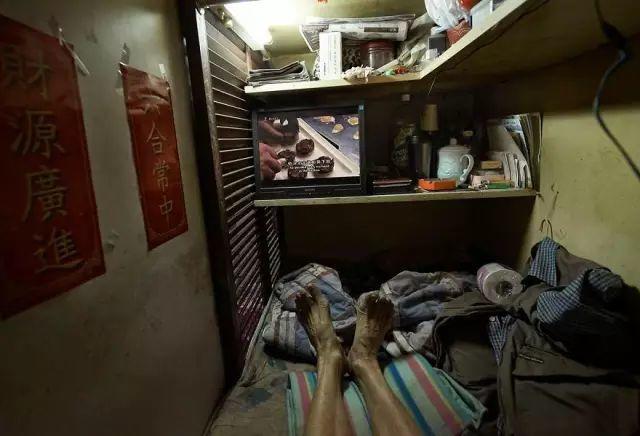 见过香港的"棺材房"，才知道自己住在东莞有多幸福！