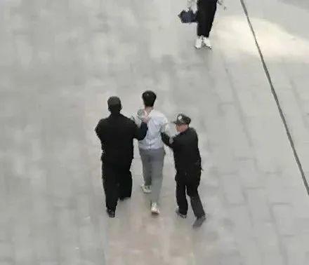 残忍! 广东一学生朝女生泼硫酸! 头发直接"融"了, 直冒烟! 致3人受伤!