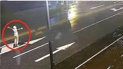 心疼！男友马路闹自杀，女友劝阻反被撞身亡，有结果了...