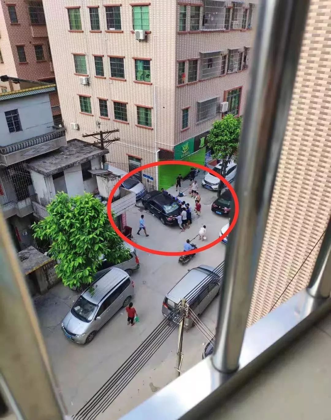 东莞发生惨烈车祸！3名路人当场身亡，这一幕让人......