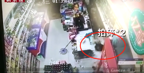 暴击9次！超市店员砸晕持刀抢劫男子，警方：正当防卫