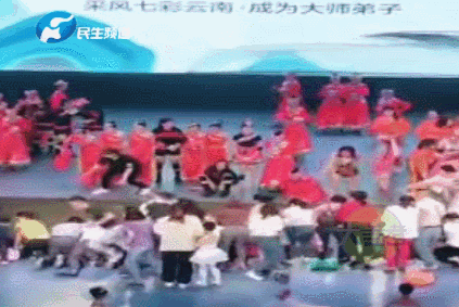 痛心！舞台突然坍塌，13岁儿童不幸身亡！15人受伤！