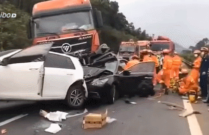 惨烈！今早严重车祸，粤S小车5人死亡！
